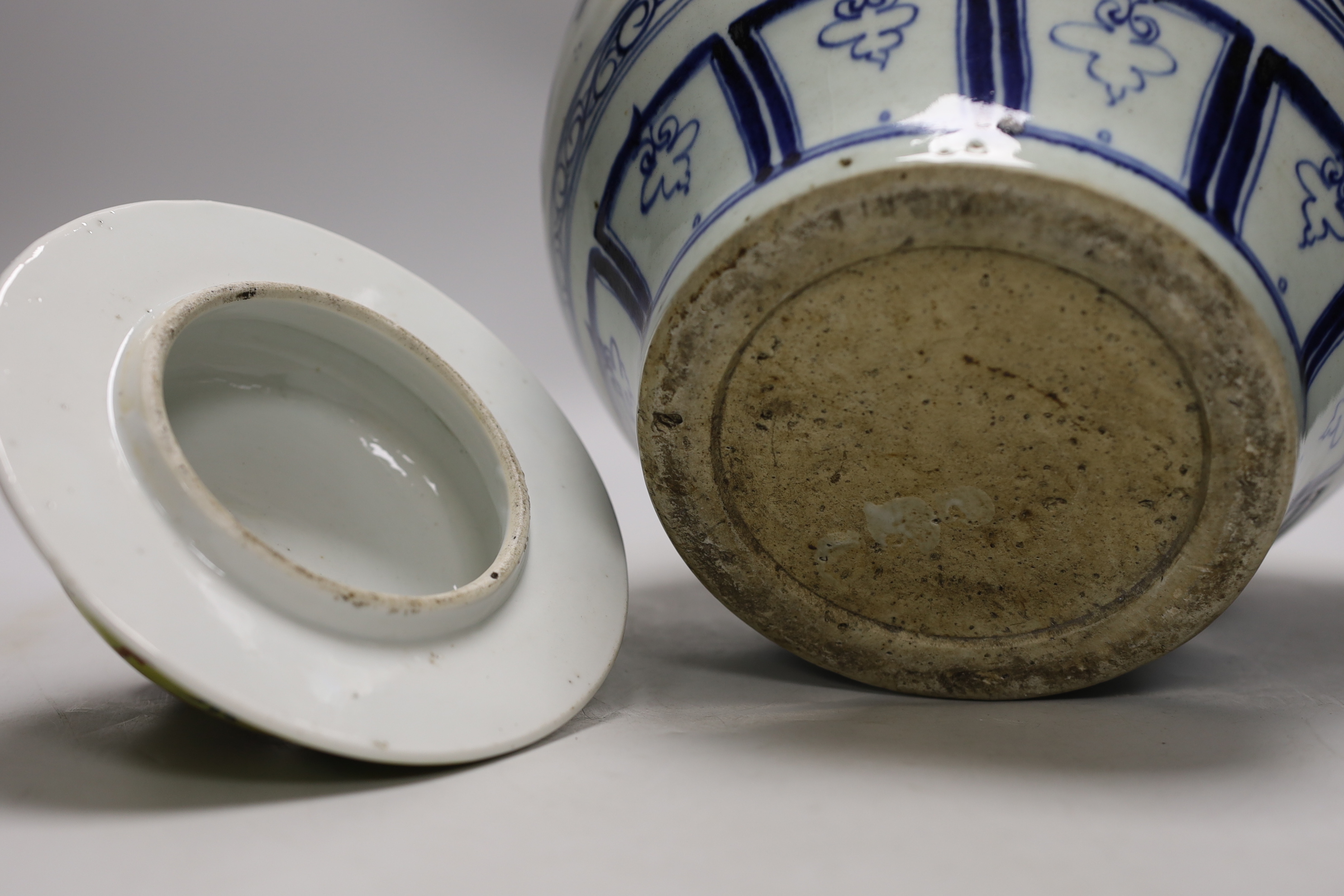 A Chinese blue and white jar and a 19th century Chinese enamelled porcelain 'dragon' cover, vase 24cm high